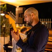 🎸 Unisciti a me in un viaggio musicale eclettico! 🎶 Impara le sfumature del jazz ,fusion, rock, blues e l'arte dell'armonia